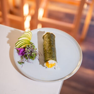 Hand roll de salmón trufado